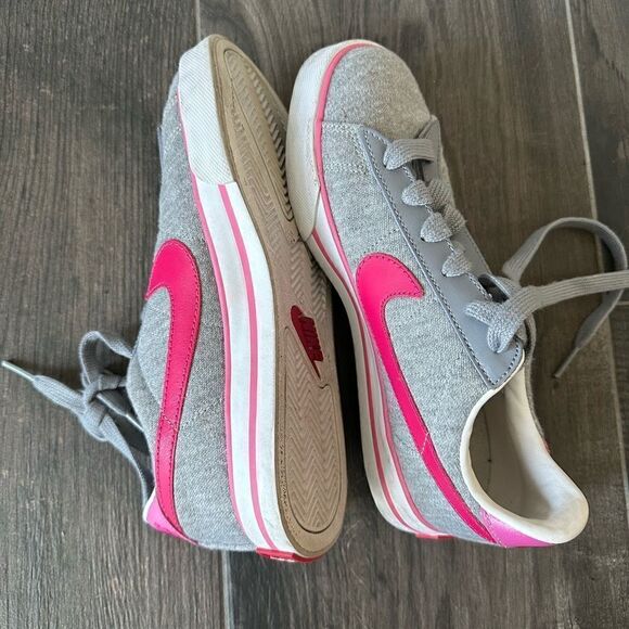 Nike Gray and Pink Sneakers Size 5 Brand New - Picture 4 of 4